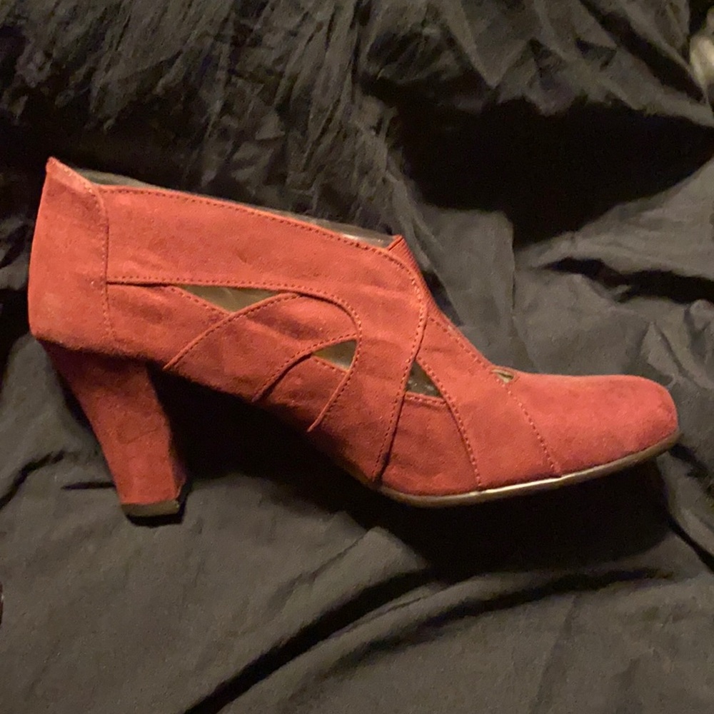 Burgundy suede Aerosoles pump